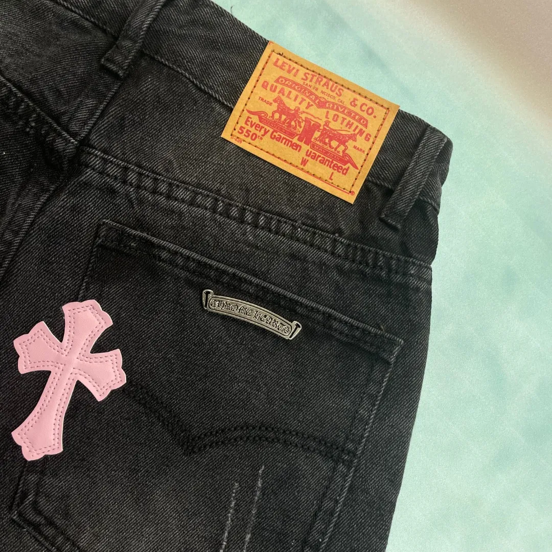 🅿️236 🔘Style No.-KL151 🔘Cro Heart𝐂𝐡𝐫𝐨𝐦𝐞 𝐇𝐞𝐚𝐫𝐭 Classic CH Cross Patch Leather Jeans [Black Pink] The top-notch heavy-duty washing water gives the denim a natural aged texture, making it softer and softer to the touch, and every fold is a filter of age. The calfskin cross is fully laser-cut, with neat lines like works of art, and high-grade matte edges. The distressed silver hardware has its own retro buff, and the buttons and zippers tell a story the more they are used. The straight silhouette is perfect for concealing your body, and the hips become wider and the legs become thicker in seconds. Pair it with short boots to make you look taller, or wear it with dad shoes for a lazy look. You can wear it casually with a white T-shirt and it will make you shine. From the leather to the wiring, everything is top-notch, and you can tell the texture at the first touch - it's not in the same dimension as the currency at all!  Size: S M L XL (28.30.32.34) Color: black with black, black with white, black with pink
